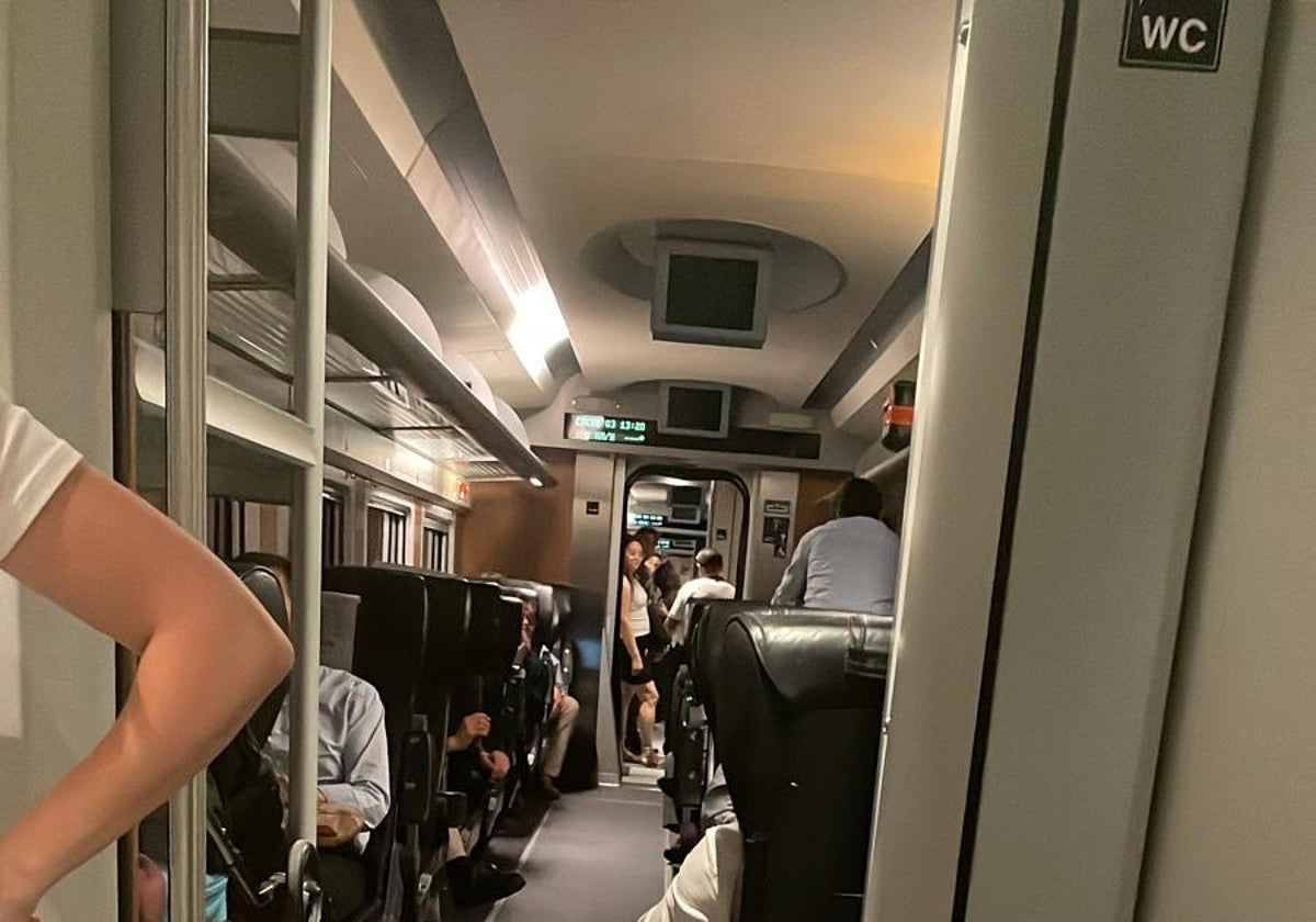 Interior del AVE entre Alicante y Madrid, atrapado a las puertas de la Estación de Chamartín.