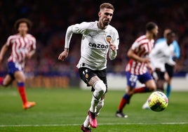 Samu Castillejo, durante un partido contra el Atlético en el Metropolitano.