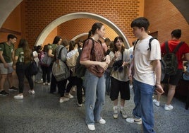 Alumnos en Tarongers, tras el examen de Matemáticas Aplicadas.