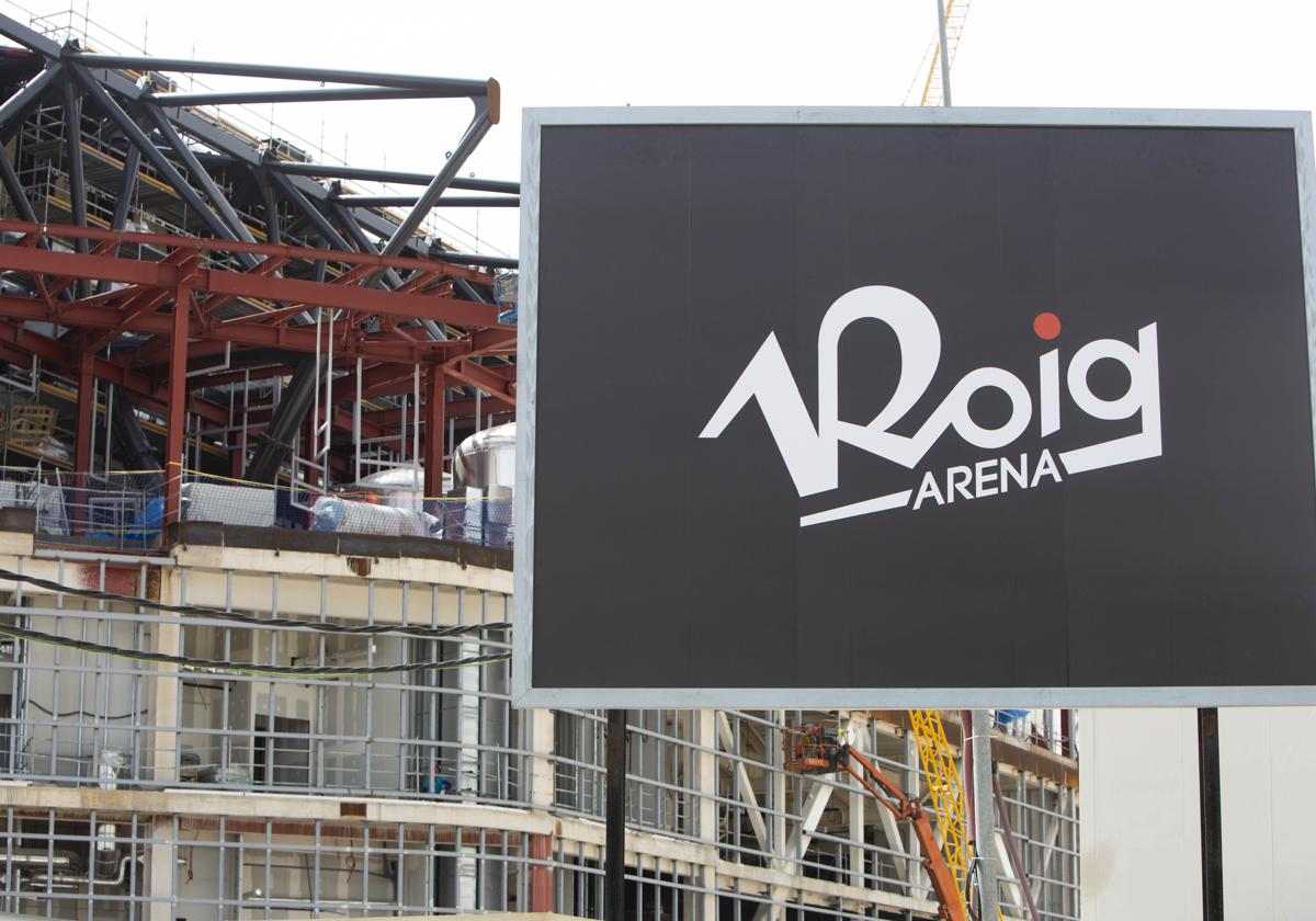 El nuevo logo del Roig Arena, junto a las obras.