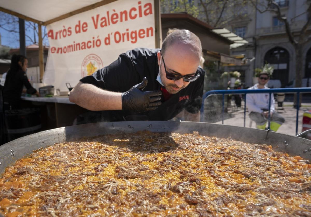 Tastarròs, comer arroz de estrellas Michelin a 5 euros en la plaza del Ayuntamiento de Valencia