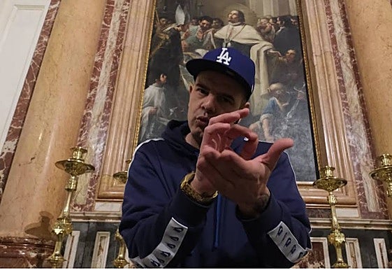 El artista valenciano sentado ante una de las pinturas de la Catedral. Cedida por