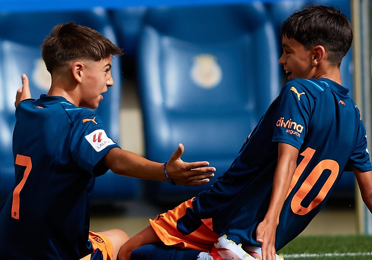 Dos jugadores del Valencia CF ante el Deportivo Alavés.