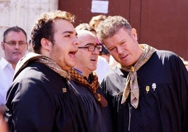 Tres cantantes interpretan una pieza.