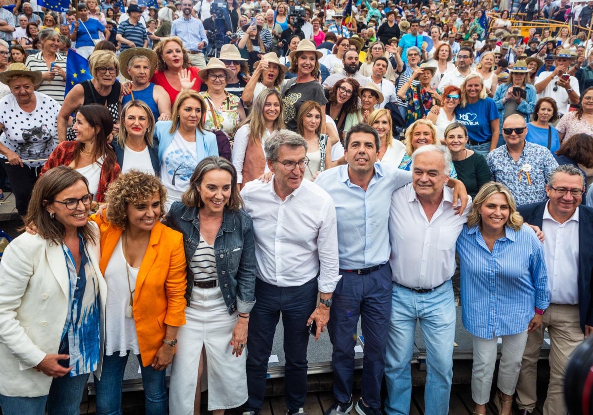 Dirigentes nacionales y valencianos rodean a Feijóo en el cierre de campaña en Valencia.