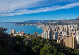 Benidorm, con sus playas, apartamentos y hoteles.