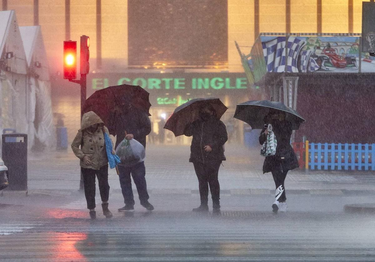 Emergencias activa la alerta naranja por fuertes tormentas en Valencia y Alicante