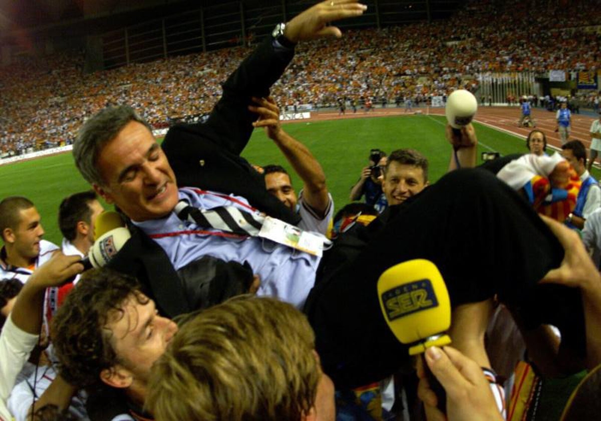 Claudio Ranieri, manteado después de la final de Copa de 1999.