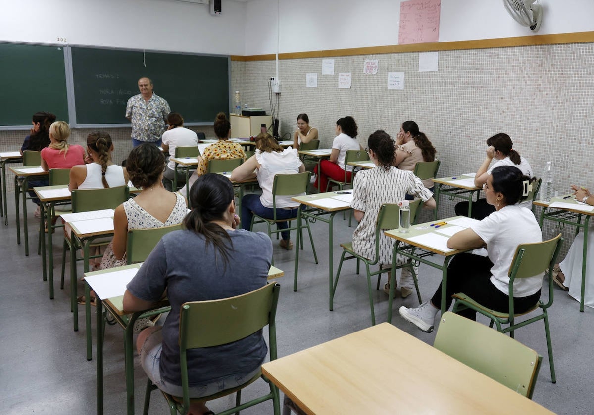 Opositores en una de las aulas del IES Benicalap de Valencia.