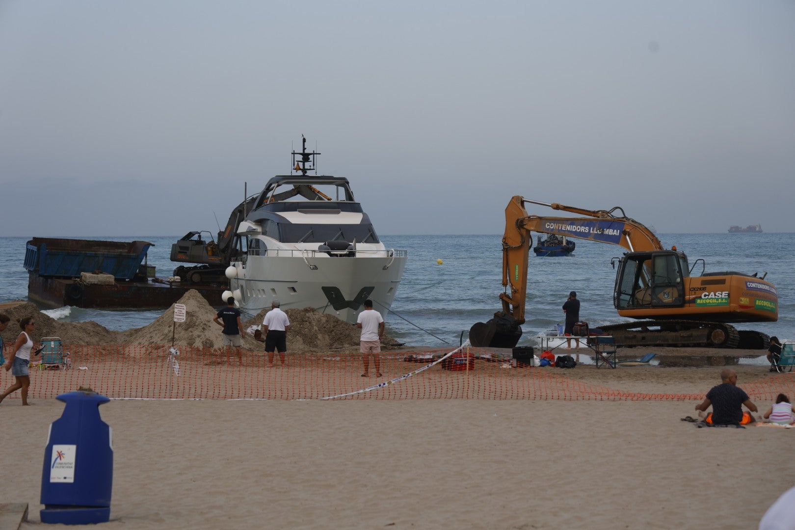 Nuevas maniobras para remolcar el yate encallado en Pinedo