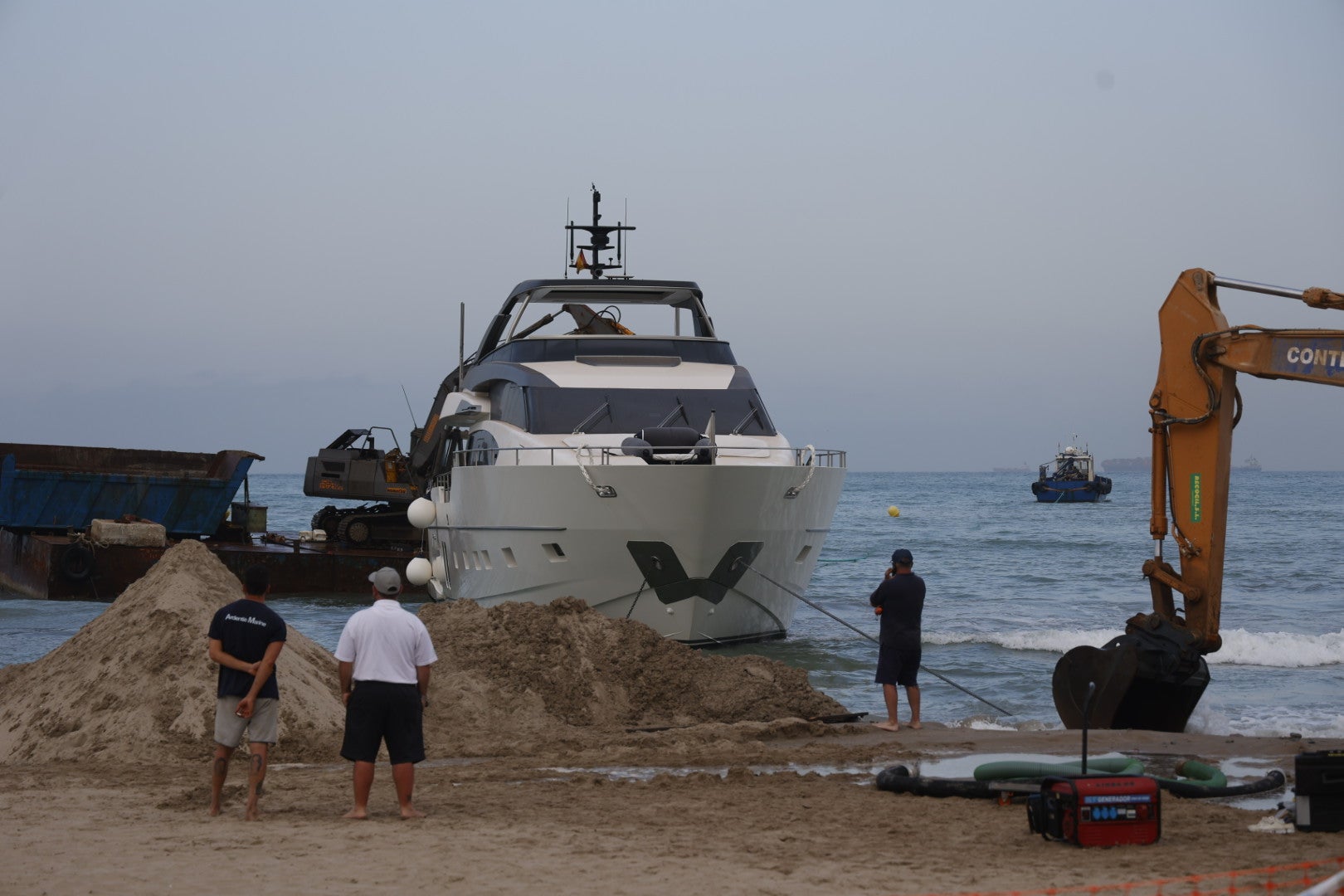 Nuevas maniobras para remolcar el yate encallado en Pinedo