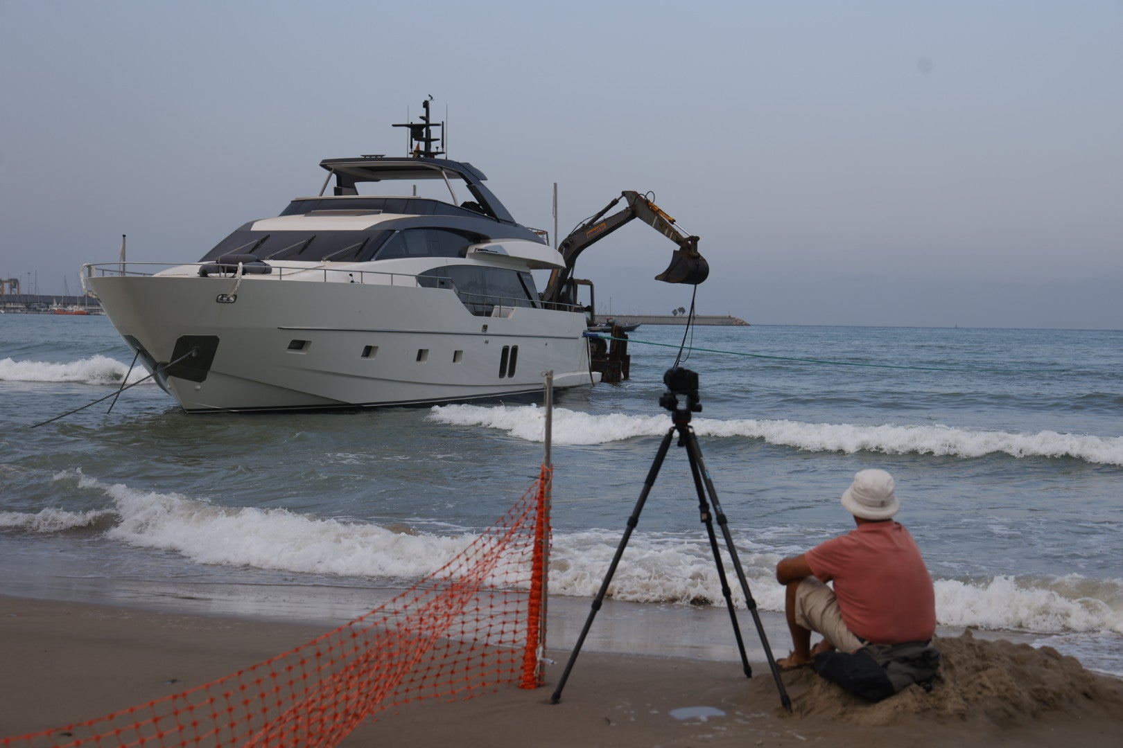 Nuevas maniobras para remolcar el yate encallado en Pinedo