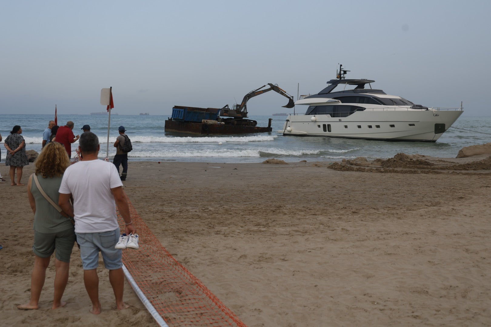 Nuevas maniobras para remolcar el yate encallado en Pinedo