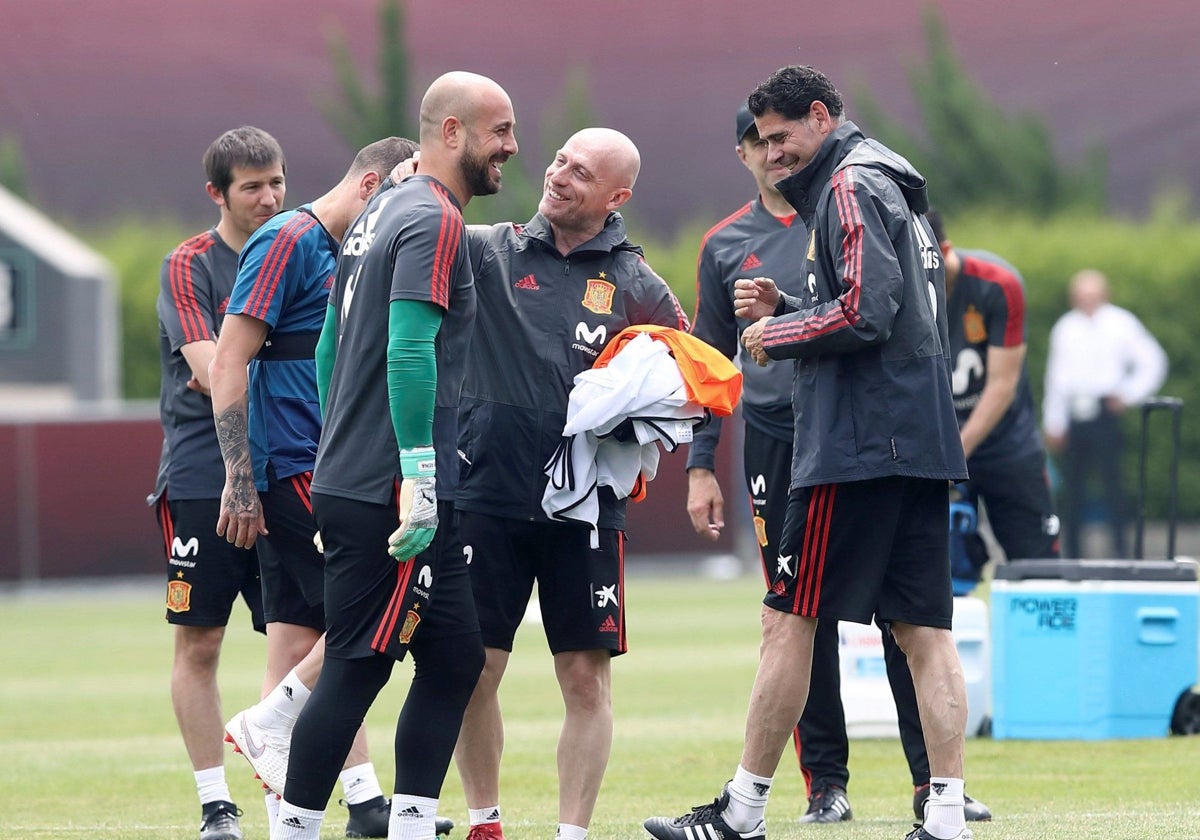 Julián Calero, entre Reina y Hierro durante su etapa en la selección española.