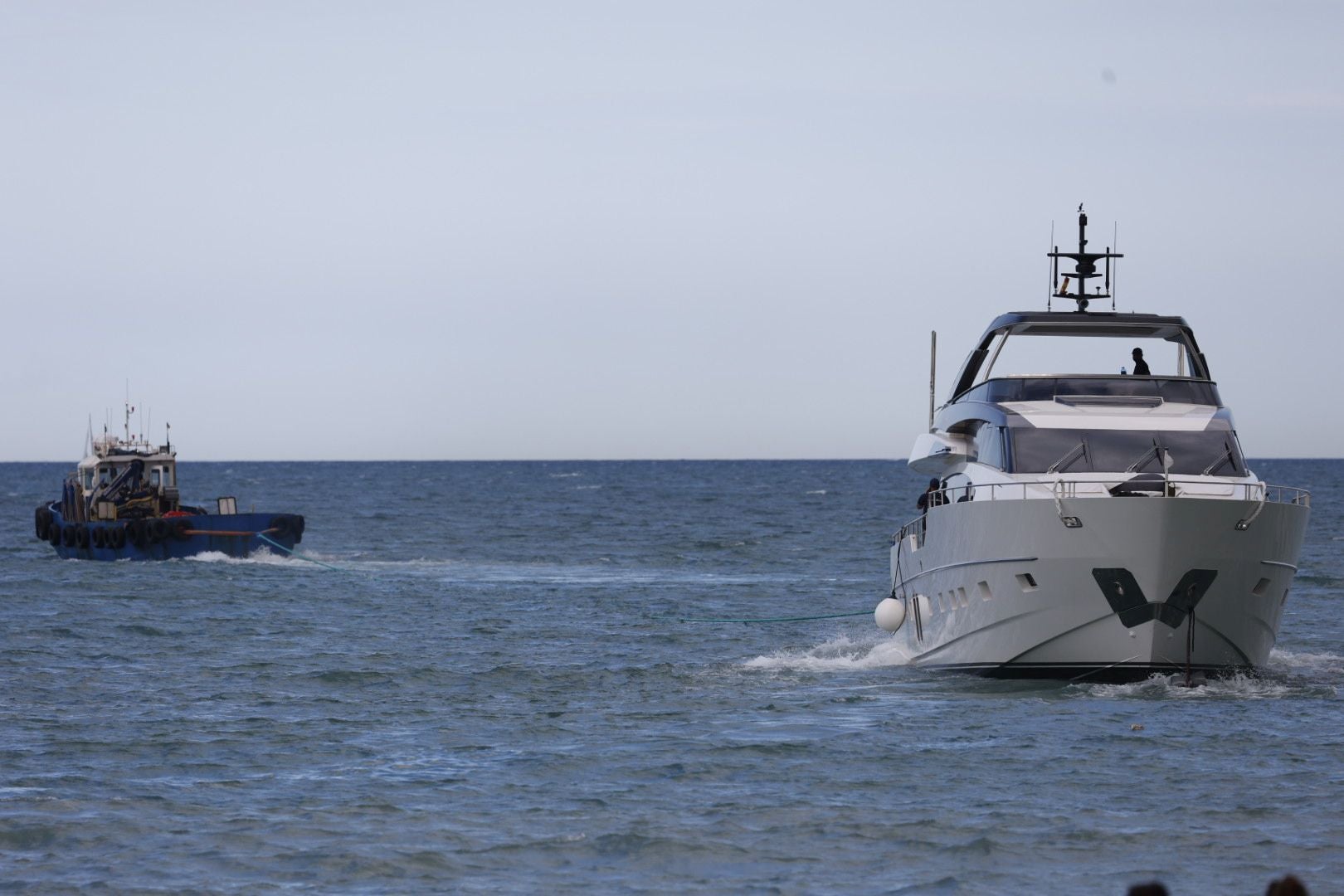 El barco encallado en Pinedo ya zarpa mar adentro