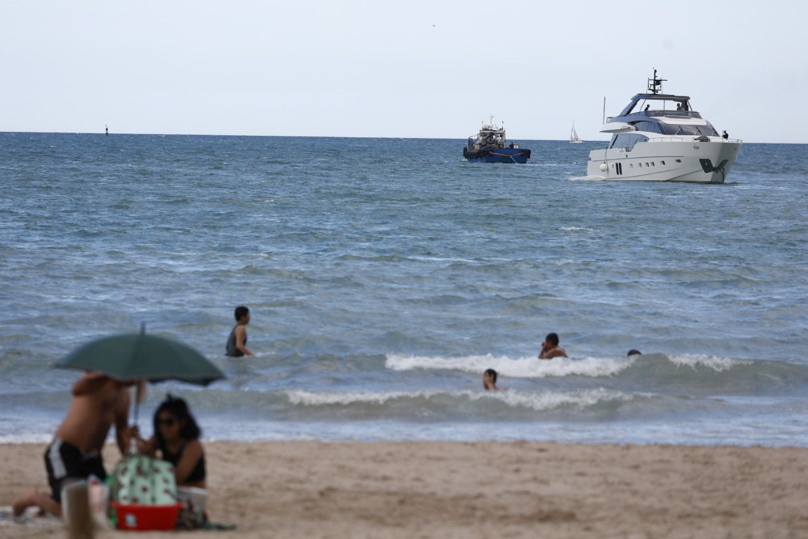 El barco encallado en Pinedo ya zarpa mar adentro