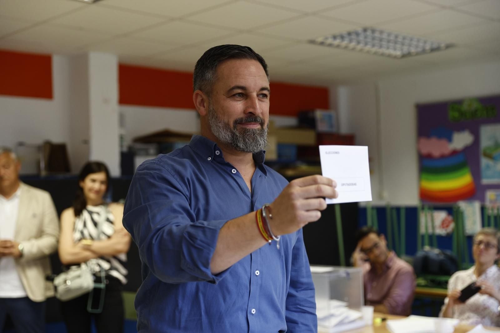 Santiago Abascal ejerce su derecho al voto.