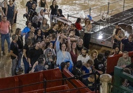 Asistentes al concierto de Manolo García suspendido en Valencia.