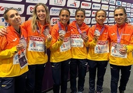 El equipo español de medio maratón en Roma, con la valenciana Laura Méndez, tercera por la izquierda.