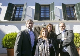 Fernando, Isabel y Nacho Aliño con su madre, Isabel Alfaro Lassala.