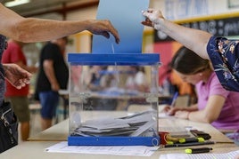 Mesa electoral en un colegio, este domingo.