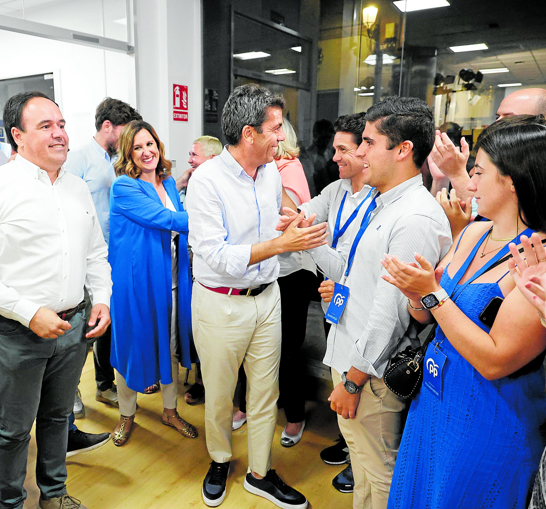 Carlos Mazón, María José Catalá y Juanfran Pérez, saludan a otros cargos del partido.