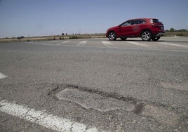 Imagen de archivo de un coche en una carretera de Alicante.