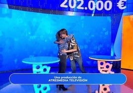 Los dos concursantes abrazados.