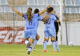 Las jugadoras del Levante celebran uno de los goles ante el Granada.