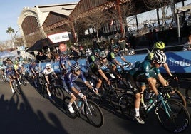 Ciclistas a punto de alcanzar la meta de la última etapa de la Volta a la Comunitat.