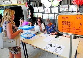 Intensa jornada electoral en un colegio de la Malvarrossa.