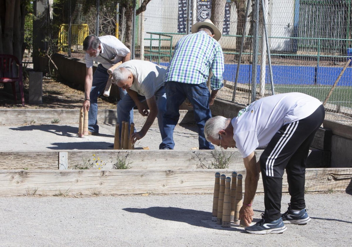 Imagen principal - Los jugadores colocando les birles; José Antonio y Fernando, de Torrefiel; y detalle de les birles.