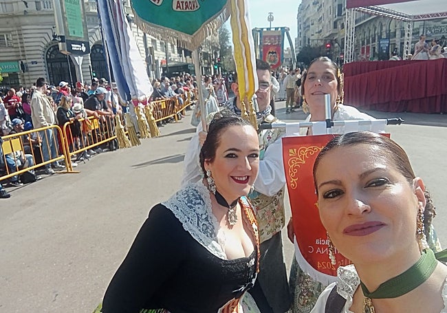 Falleras de la comisión Alfara del Patriarca-Periodista Gil Sumbiela, en una entrega de premios.