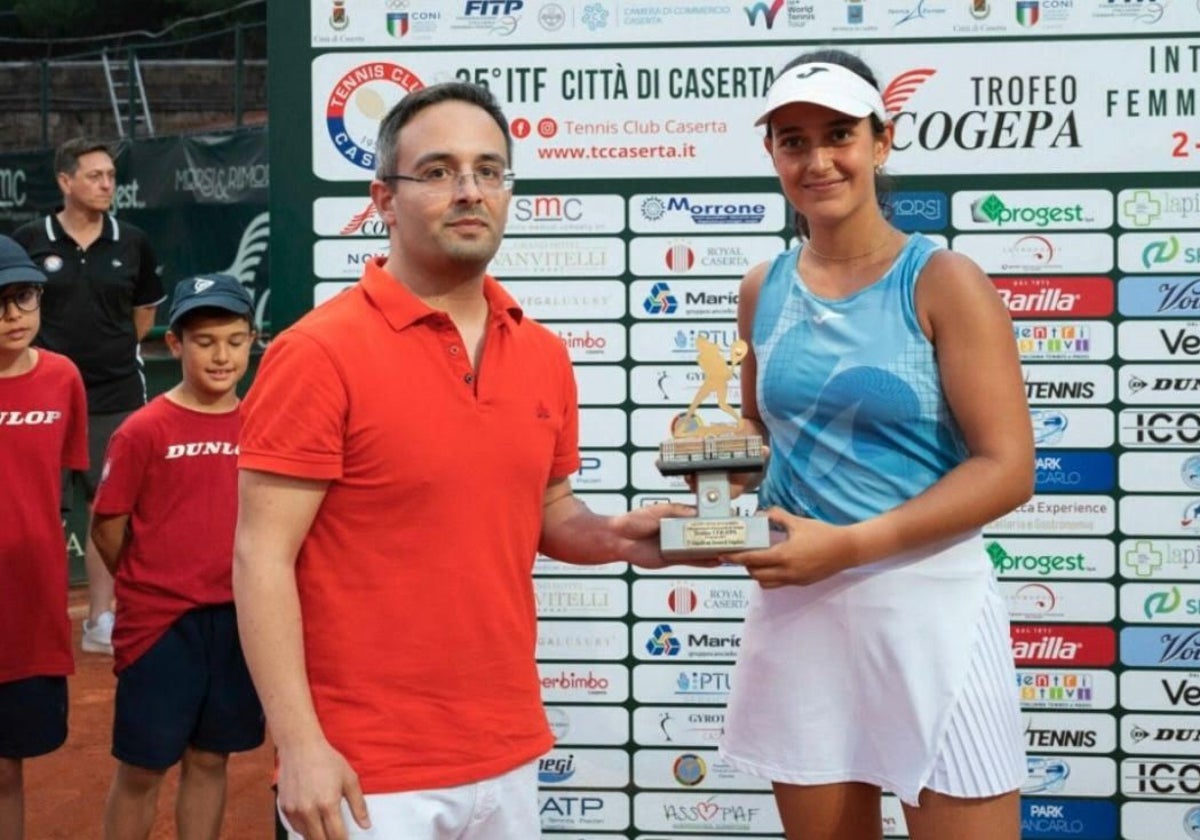 Leyre Romero, con el trofeo que ha ganado en Italia