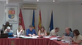 Pepe Garrigós, de Compromís, a la derecha, en una intervención de un pleno.