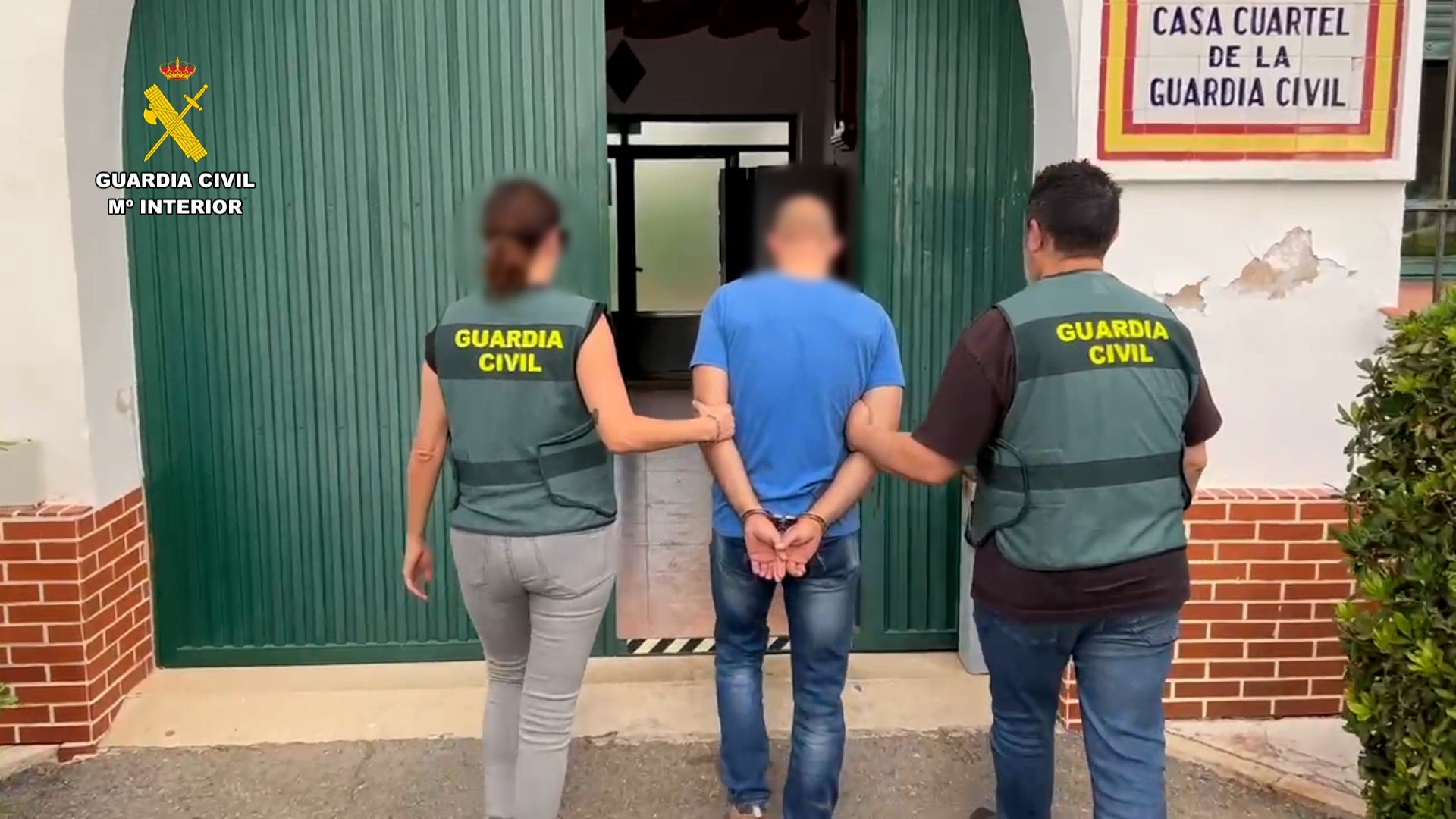 Uno de los detenidos, a la entrada de las dependencias de la Guardia Civil.