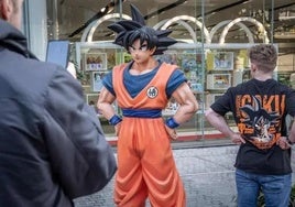 Una estatua de Son Goku.