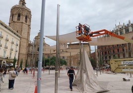 Momento de instalación de los toldos de la Plaza de la Reina.