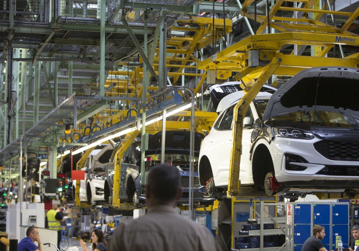 Trabajadores en la planta valenciana de Ford.