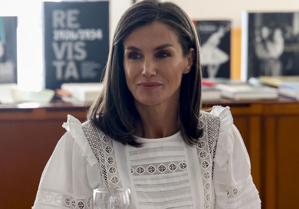 Letizia rescata su blusa más romántica y enamora a las estilistas