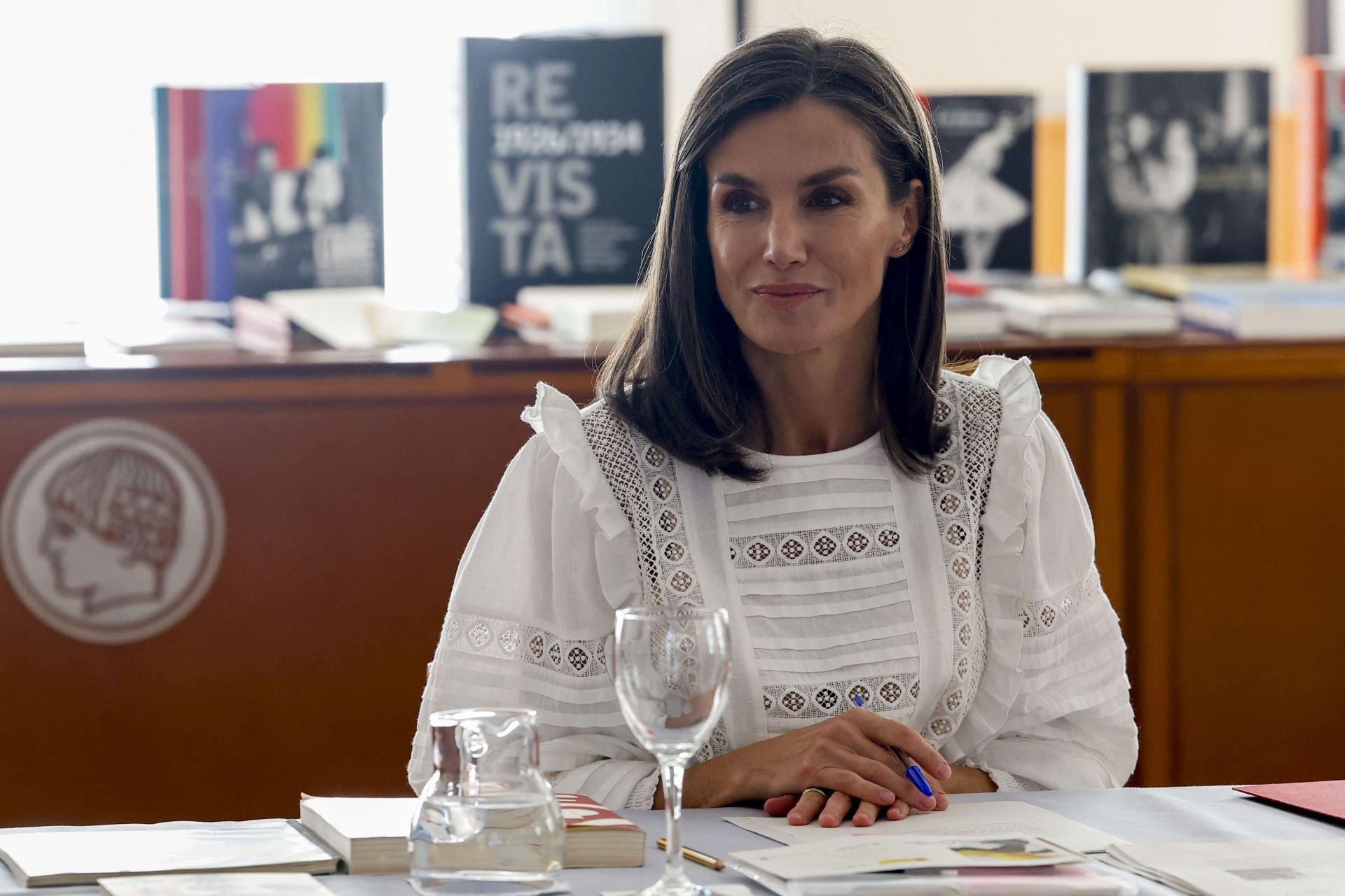 Letizia rescata su blusa más romántica y enamora a las estilistas