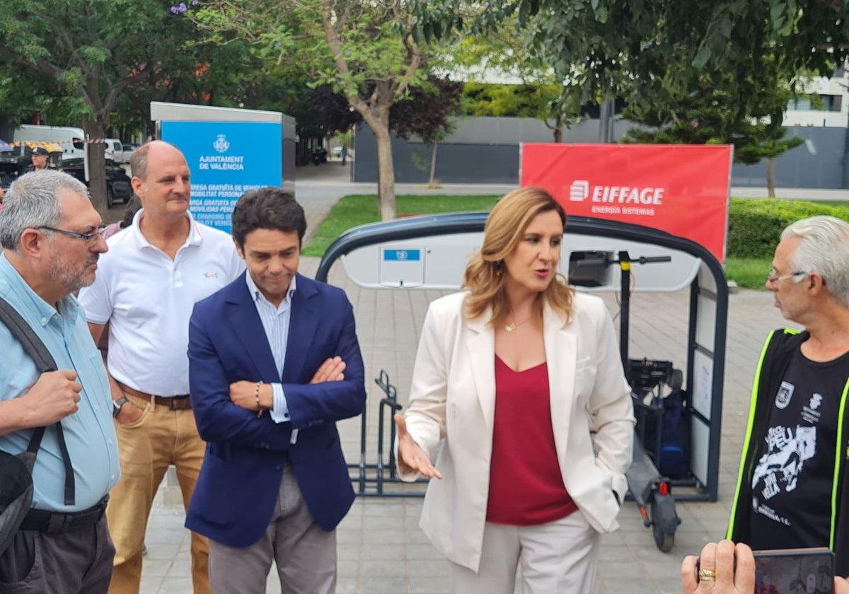 María José Catalá charla con un grupo de vecinos durante el acto en Benicalap.