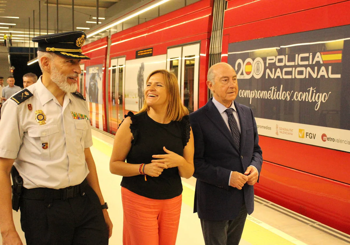 Valencia le dedica un tranvía a los 200 años de la Policía Nacional