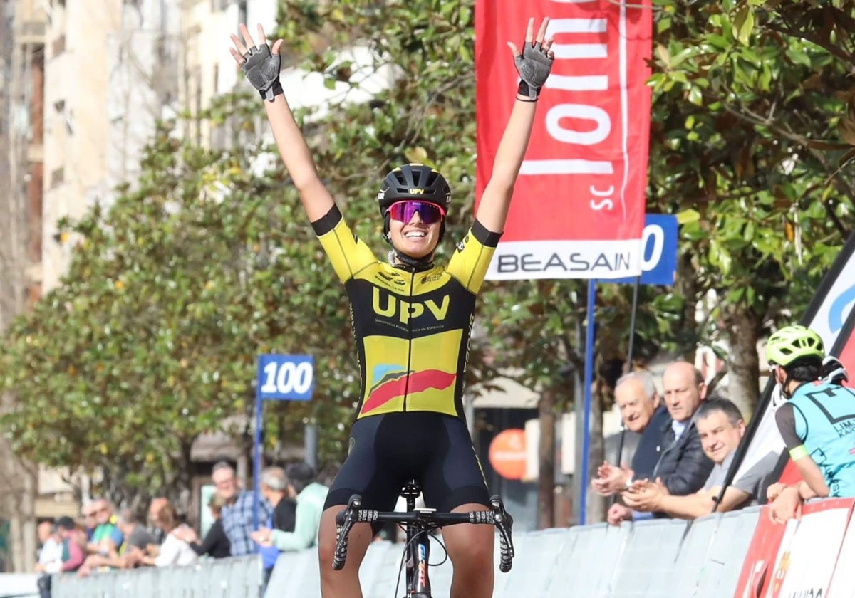 Celebración de victoria del UPV Women Cycling Team.