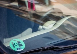 Un coche con la etiqueta de la DGT en Valencia.