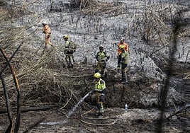 Varios bomberos en un incendio en Riba-roja.
