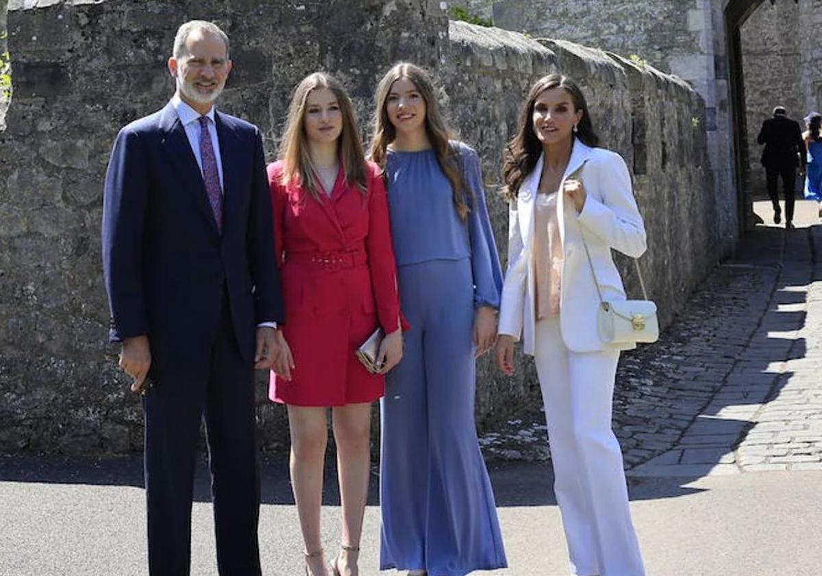 Los Reyes de España con sus hijas en la graduación de la princesa Leonor en el UWC Atlantic College de Gales.