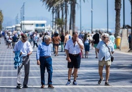 Jubilados paseando por el paseo marítimo de Valencia.