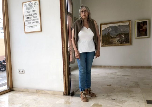 Mari Carmen Costa, junto al hueco vacío donde antes estaba la figura de la cabra que ha sido robada.