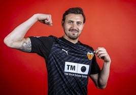 Stole Dimitrievski, con la camiseta del Valencia.